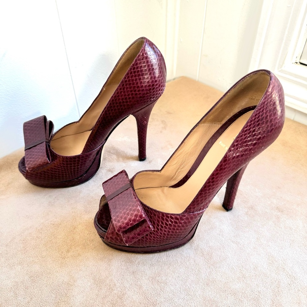 🔥FENDI Spuntata Ayers Lucido Bow Platform Heels Bordeaux Burgundy 8 38 Snakeskin - Picture 3 of 12